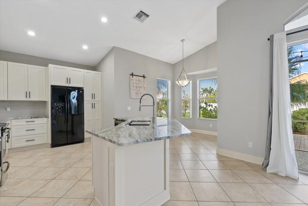 Image 9 of property listing at 6634 38TH STREET E, Sarasota, FL 34243