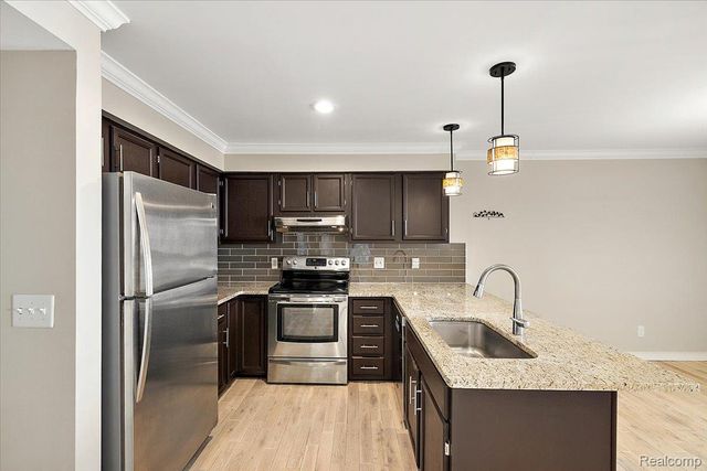5080 Harbor Oak, Waterford Charter Township, MI 48329