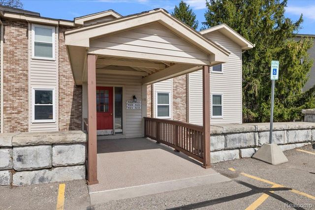 5080 Harbor Oak, Waterford Charter Township, MI 48329