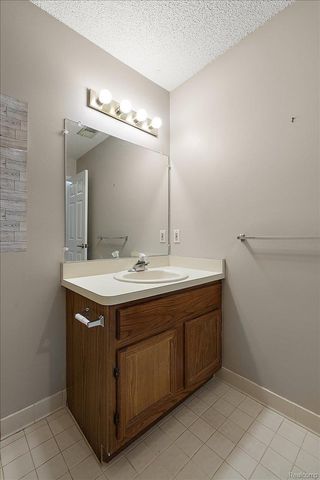 5080 Harbor Oak, Waterford Charter Township, MI 48329