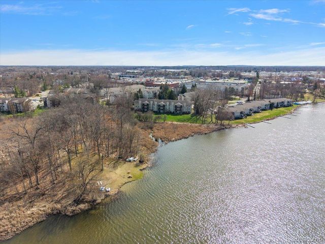 5080 Harbor Oak, Waterford Charter Township, MI 48329