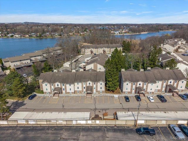 5080 Harbor Oak, Waterford Charter Township, MI 48329