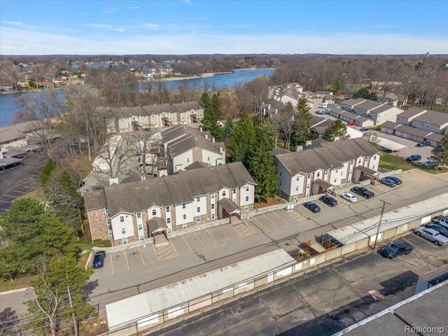 5080 Harbor Oak, Waterford Charter Township, MI 48329