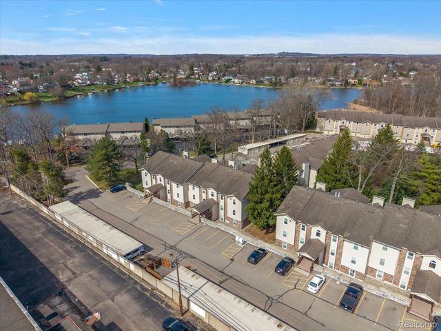 5080 Harbor Oak, Waterford Charter Township, MI 48329