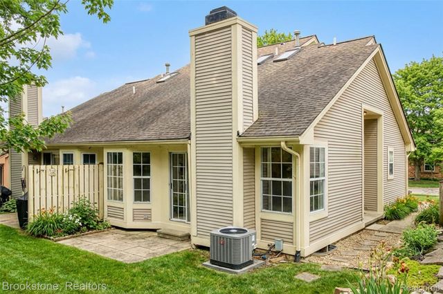 886 Whisperwood Trail, Fenton, MI 48430
