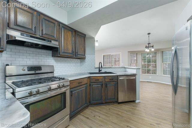 886 Whisperwood Trail, Fenton, MI 48430