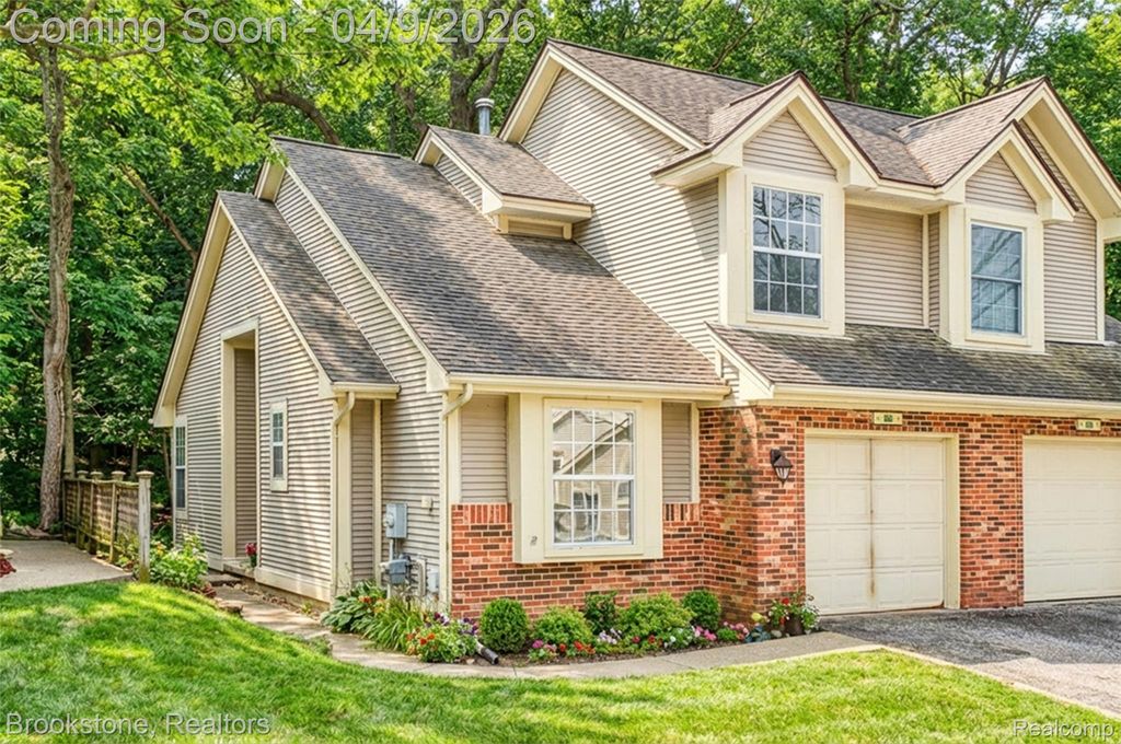 886 Whisperwood Trail, Fenton, MI 48430