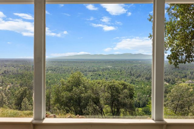 13497 Old Oregon Trail, Redding, CA 96003