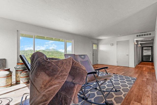 13497 Old Oregon Trail, Redding, CA 96003