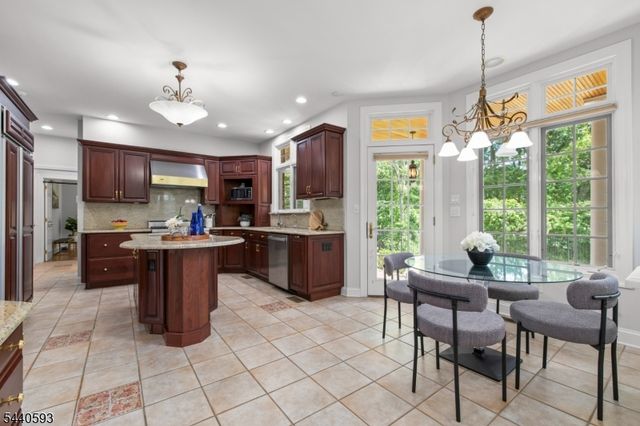 33 Fox Run, North Caldwell Boro, NJ 07006
