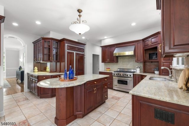 33 Fox Run, North Caldwell Boro, NJ 07006