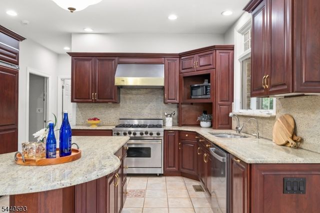 33 Fox Run, North Caldwell Boro, NJ 07006