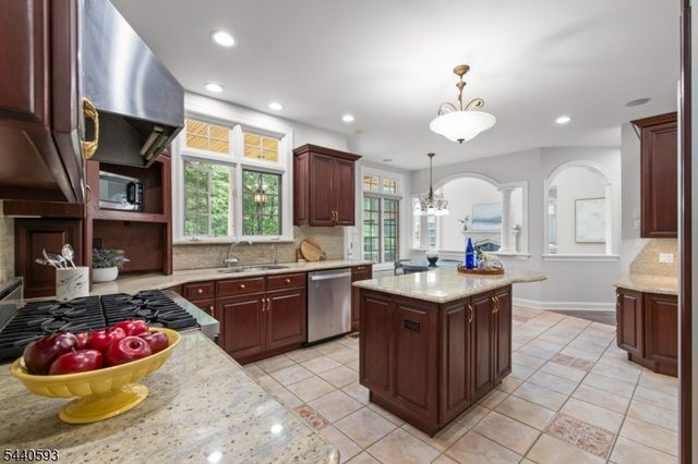 33 Fox Run, North Caldwell Boro, NJ 07006