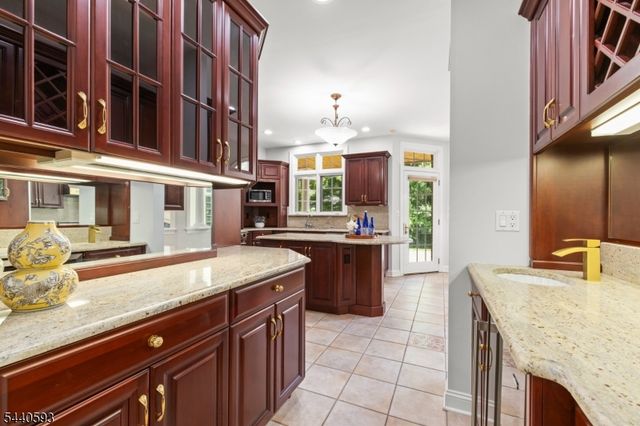 33 Fox Run, North Caldwell Boro, NJ 07006