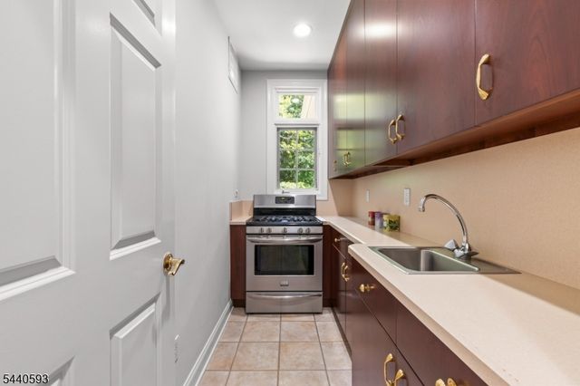 33 Fox Run, North Caldwell Boro, NJ 07006