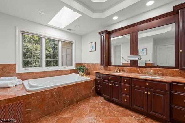 33 Fox Run, North Caldwell Boro, NJ 07006