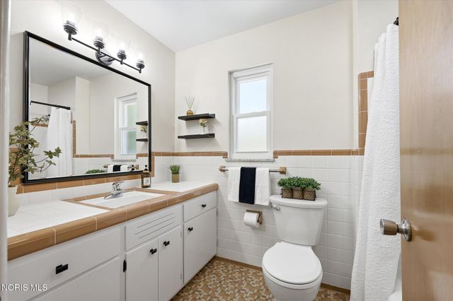 2914 Meadowwood Drive, Toledo, OH 43606