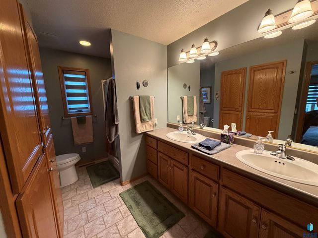 3704 S Judy Ave Avenue, Sioux Falls, SD 57103