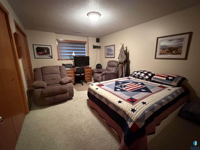 3704 S Judy Ave Avenue, Sioux Falls, SD 57103