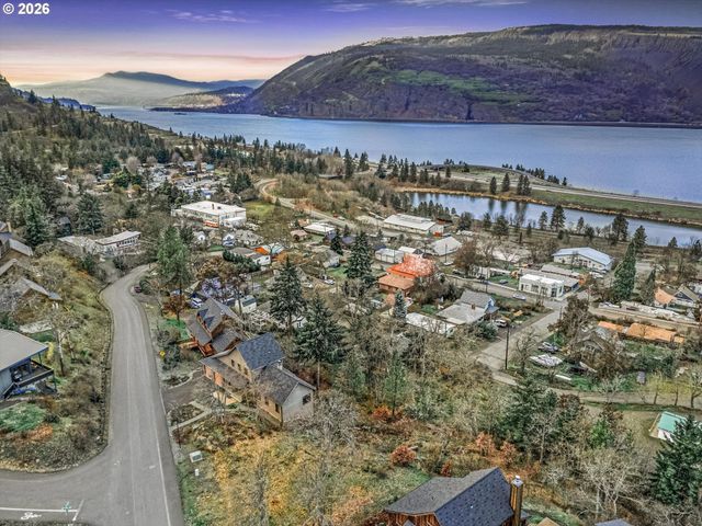 895 5TH Ave, Mosier, OR 97040