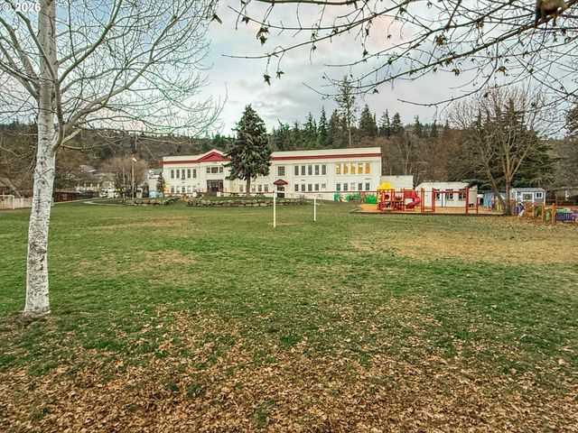 895 5TH Ave, Mosier, OR 97040