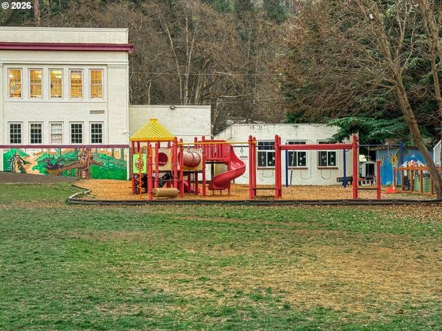 895 5TH Ave, Mosier, OR 97040