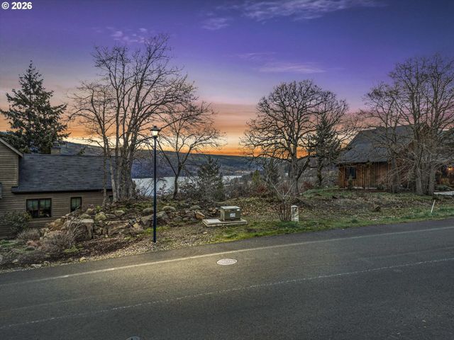 895 5TH Ave, Mosier, OR 97040