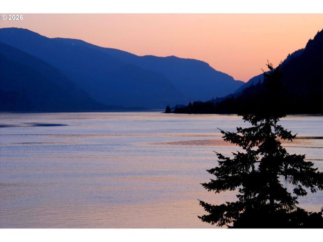 895 5TH Ave, Mosier, OR 97040