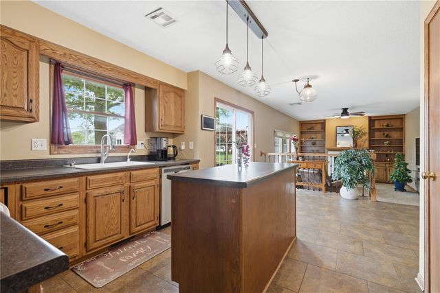 1415 Lyndhurst Drive, Hiawatha, IA 52233