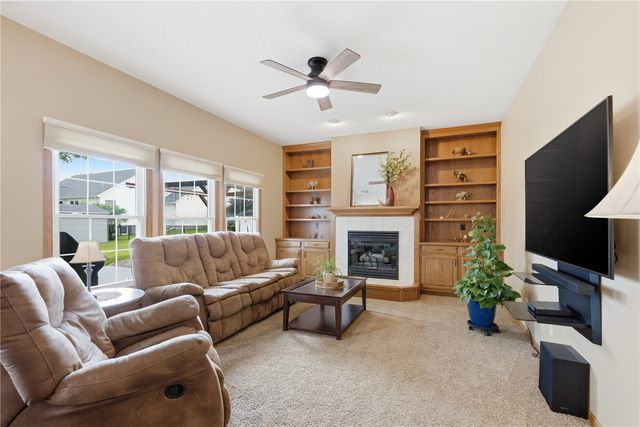 1415 Lyndhurst Drive, Hiawatha, IA 52233
