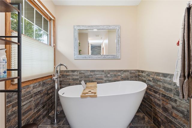 1415 Lyndhurst Drive, Hiawatha, IA 52233
