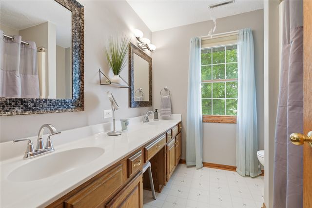 1415 Lyndhurst Drive, Hiawatha, IA 52233