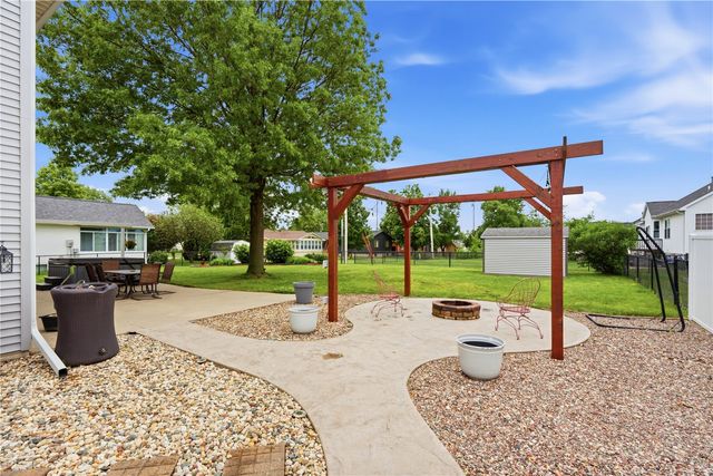 1415 Lyndhurst Drive, Hiawatha, IA 52233