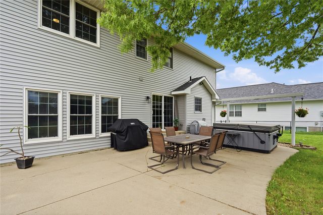 1415 Lyndhurst Drive, Hiawatha, IA 52233