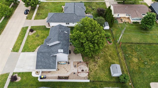 1415 Lyndhurst Drive, Hiawatha, IA 52233
