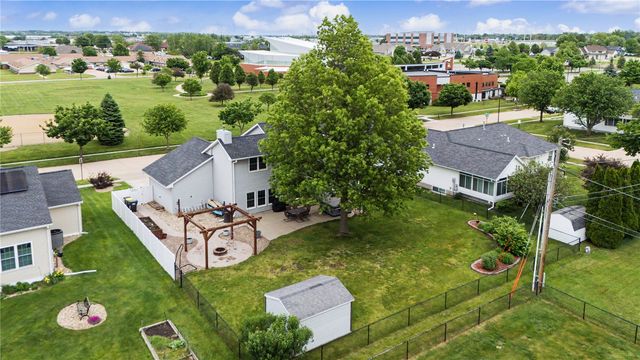 1415 Lyndhurst Drive, Hiawatha, IA 52233