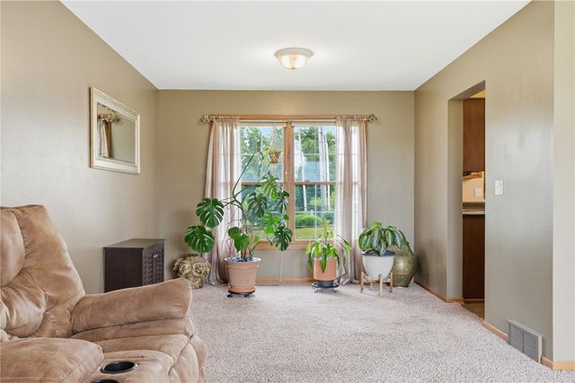 1415 Lyndhurst Drive, Hiawatha, IA 52233