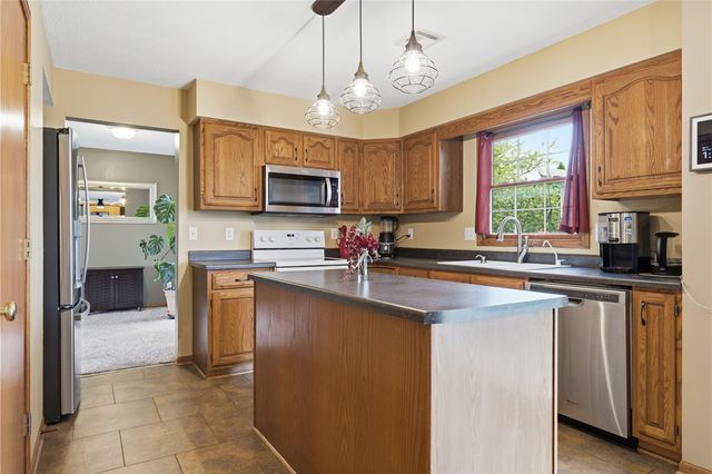 1415 Lyndhurst Drive, Hiawatha, IA 52233