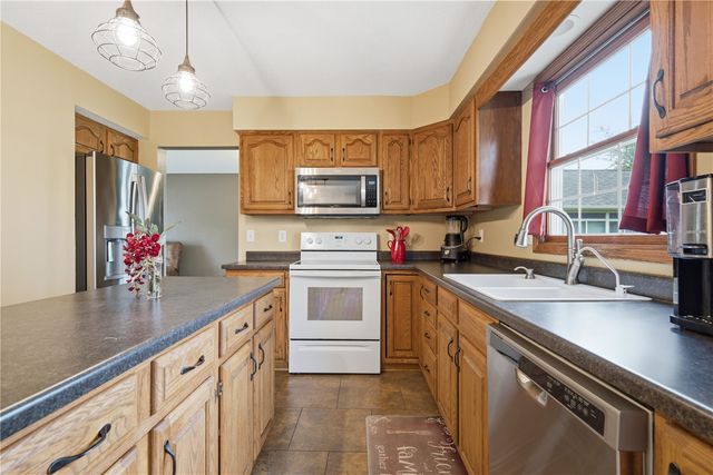 1415 Lyndhurst Drive, Hiawatha, IA 52233