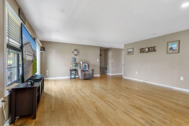 120 PETER RABBIT DR, Ranson, WV 25438