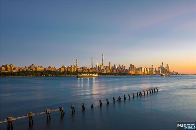 116 The Promenade 116, Edgewater, NJ 07020