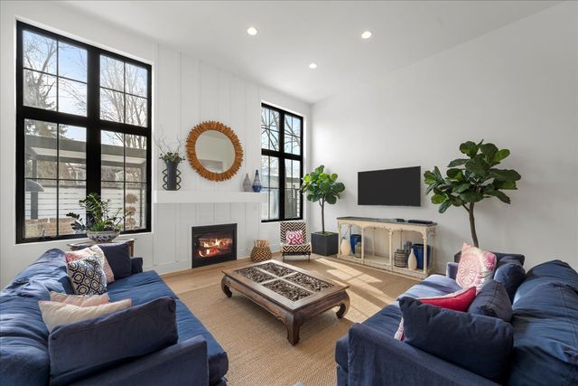 1555 Samanthas Way, Deerfield, IL 60015