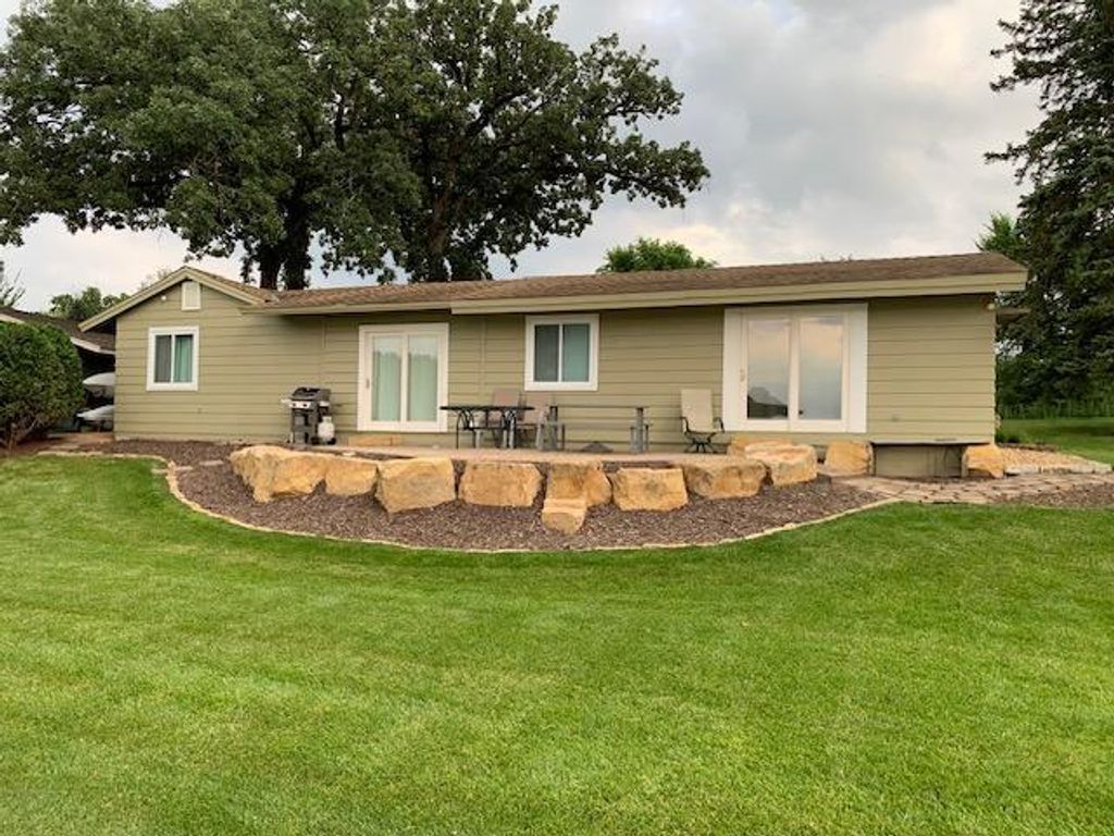 8404 Waters Edge Drive, Chanhassen, MN 55317 — exterior