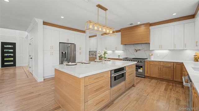 1025 Mirabelle Avenue, Westbury, NY 11590