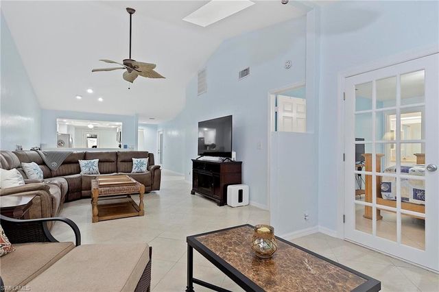 101 Fox Glen DR 6-4, Naples, FL 34104