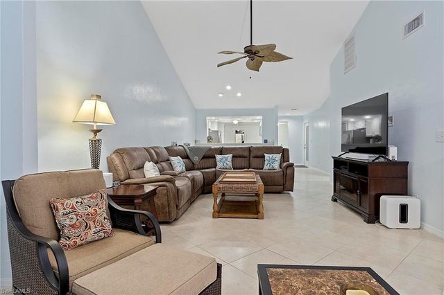 101 Fox Glen DR 6-4, Naples, FL 34104