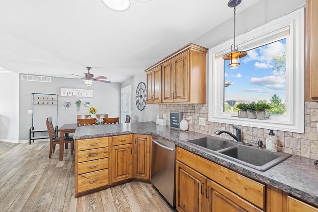 610 Quail Hollow Dr, Salina, KS 67401
