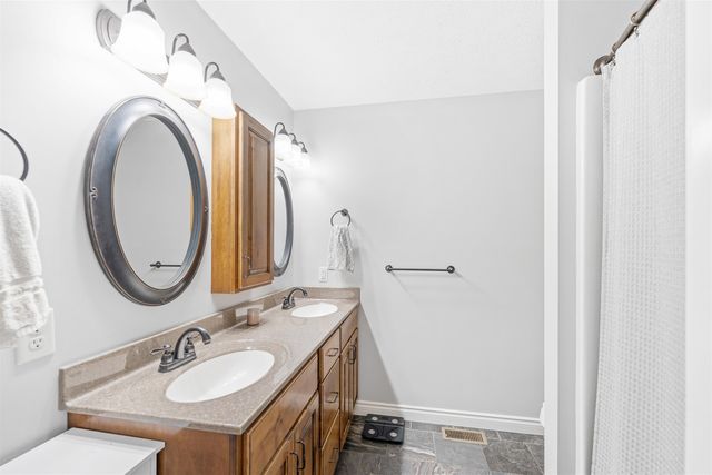 610 Quail Hollow Dr, Salina, KS 67401