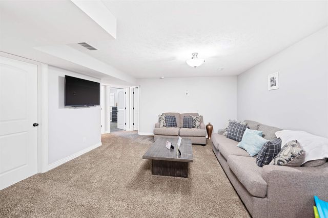 610 Quail Hollow Dr, Salina, KS 67401