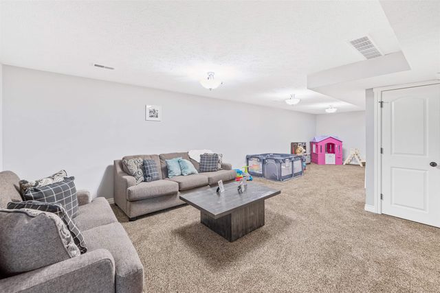 610 Quail Hollow Dr, Salina, KS 67401